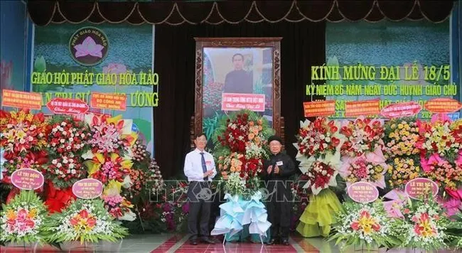 Bui Van Tang (left), Vice President of the Viet Nam Fatherland Front Committee of An Giang province, extends congratulations at the grand ceremony marking the 86th founding anniversary of Hoa Hao Buddhism on June 13. (Photo: VNA)
