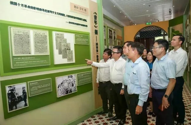Viet Nam Journalists’ Association members visit Viet Nam Revolutionary Youth League's Headquarters in Guangzhou (Photo: VNA)