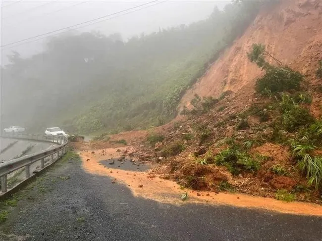Lanslides on the Ho CHi Minh Road's session crossing Quang Tri province (Photo: VNA)