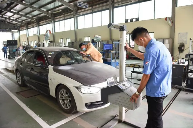 Viet Nam is gradually tightening regulations on vehicle emissions. (Photo: NDO)