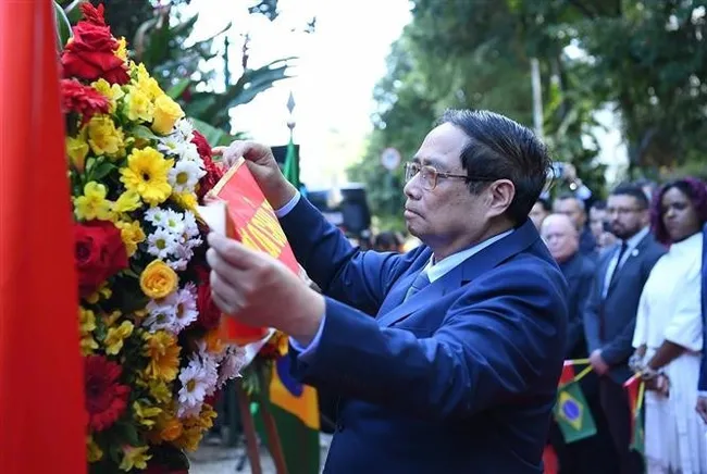 Prime Minister Pham Minh Chinh lays flowers at the plaque in commemoration of President Ho Chi Minh in Rio de Janeiro city, Brazil, on July 5. (Photo: VNA)