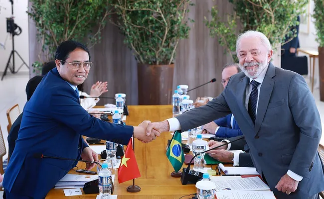 Vietnamese Prime Minister Pham Minh Chinh (L) holds talks with Brazilian President Luiz Inacio Lula da Silva. (Photo: VNA)