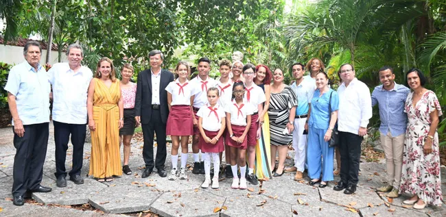 Vietnamese and Cuban delegates and the contest's winners (Photo: VNA)