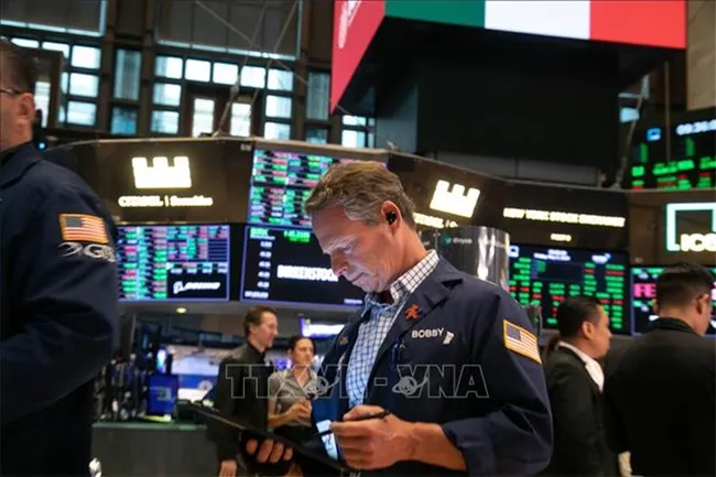 Thuế quan của Mỹ: Chứng khoán giảm điểm, USD tăng giá sau thư thuế quan của Tổng thống D.Trump