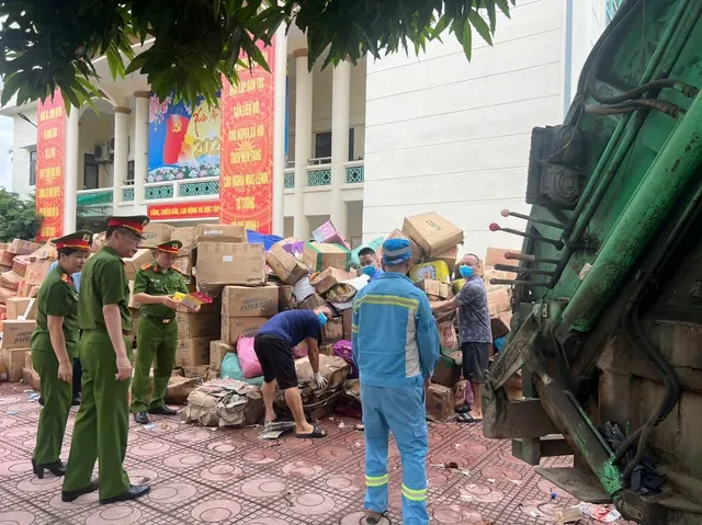 Hà Nội: Tiêu hủy 25 tấn hàng giả, hàng kém chất lượng tại làng nghề La Phù
