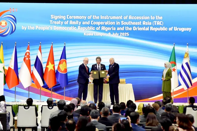 At the signing ceremony of the instrument of accession to the Treaty of Amity and Coopetition in Southeast Asia (TAC) by Algeria and Uruguay . (Photo: VNA)