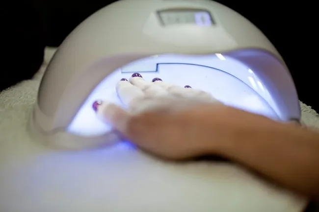 Đèn làm móng gel có thể "hủy hoại" làn da như thế nào?