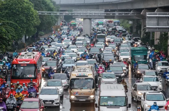 Hà Nội cần làm gì trước khi cấm xe máy chạy xăng trong Vành đai 1?
