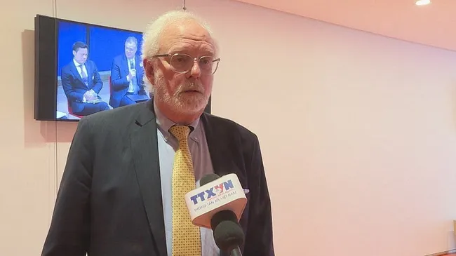 Former US Ambassador to Vietnam David B. Shear speaks to the Vietnam News Agency's reporter in New York. (Photo: VNA)