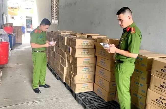 Triệt phá đường dây sản xuất, buôn bán cồn y tế giả quy mô lớn