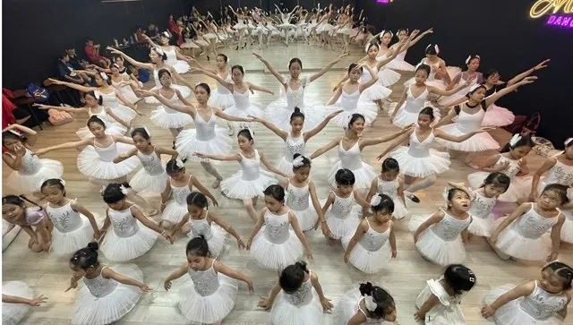 Amateur ballet dancers, mostly children, will perform Swan Lake in Hanoi on July 27. (Photo coutersy of Art 4 All)