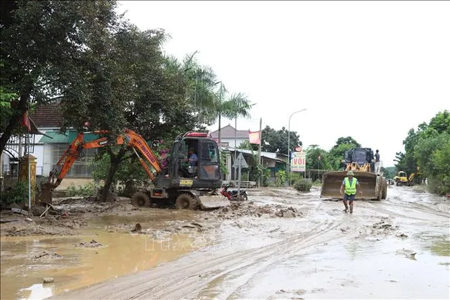Cấp điện trở lại cho hơn 83.000 khách hàng vùng lũ Nghệ An