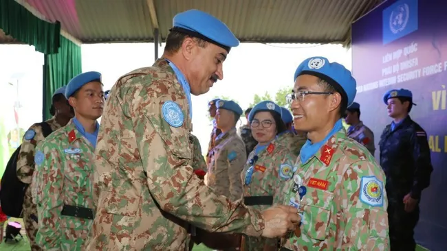A representative of the UNISFA presents the United Nations Medal for Peacekeeping Operations to members of Viet Nam’s Engineering Unit Rotation 3.