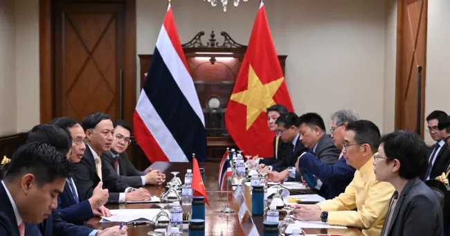 The meeting between Vietnamese Deputy Prime Minister and Minister of Foreign Affairs Bui Thanh Son and Thai Minister of Foreign Affairs Maris Sangiampongsa in Bangkok on July 29 (Photo: VNA)