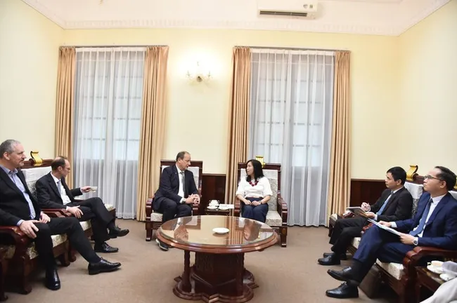 Deputy Minister of Foreign Affairs Le Thi Thu Hang (right) and Thomas Mitchell Little, President and CEO of UK-based Jadestone Energy Plc. (Photo: Ministry of Foreign Affairs)