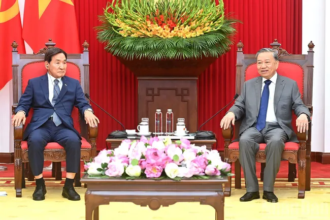 Party General Secretary To Lam (R) and special envoy of the RoK President Park Chang-dal at the meeting in Ha Noi on July 29. (Photo: NDO)