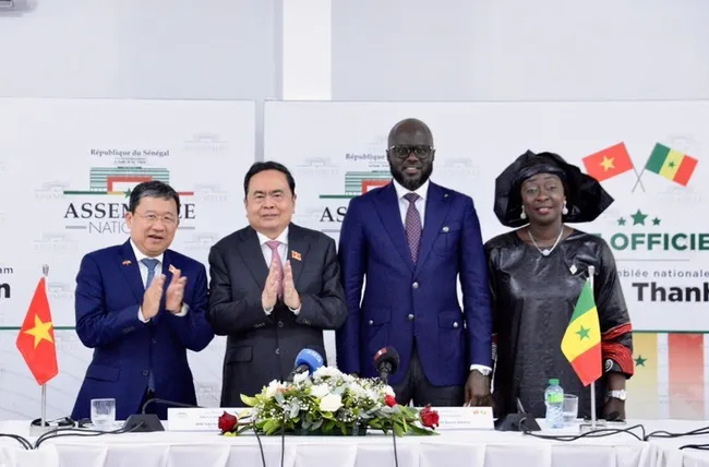 Chairman of the National Assembly Tran Thanh Man and President of the Senegalese National Assembly El Malick Ndiaye witness the announcement ceremony of the establishment of the Viet Nam–Senegal Friendship Parliamentary Group and the Senegal–Viet Nam Friendship Parliamentary Group. (Photo: VAN CHUC)