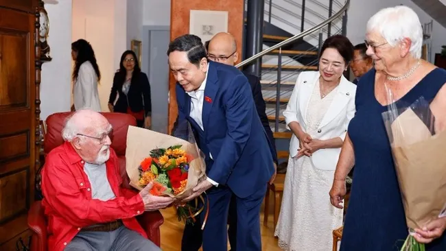 National Assembly Chairman Tran Thanh Man and his spouse Nguyen Thi Thanh Nga visit the family of Jacques Savary in Switzerland’s Vevey on July 28 (local time). (Photo: VNA)