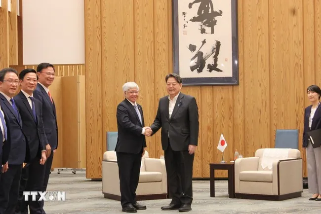 President of VFF Central Committee Do Van Chien (L) and Chief Cabinet Secretary Hayashi Yoshimasa (Photo: VNA)