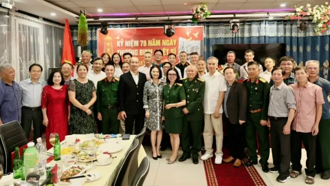 Participants pose for a commemorative photo. (Photo: Embassy of Viet Nam in Hungary)