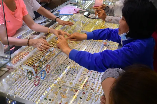 Giá vàng hôm nay, 2/8: Đảo chiều tăng