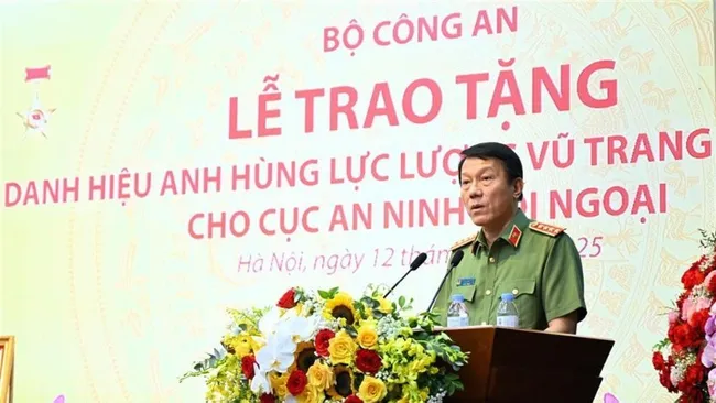 Minister Luong Tam Quang delivers a congratulatory speech and assigns tasks to the Foreign Security Force. (Photo: Ministry of Public Security)