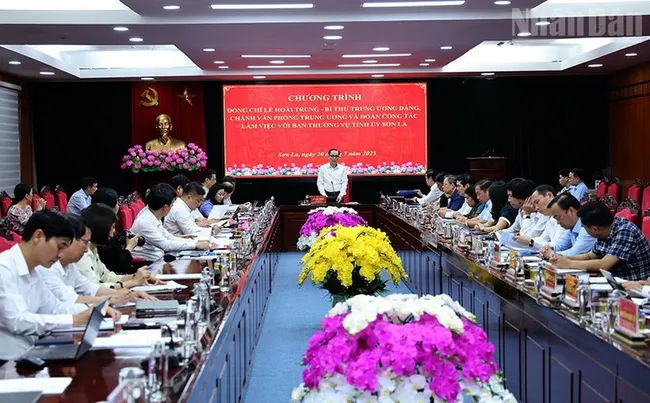 Le Hoai Trung, Secretary of the Party Central Committee and Chief of the Party Central Committee Office, works with the Standing Board of the Son La Provincial Party Committee.
