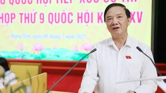 Nguyen Khac Dinh, Vice Chairman of the National Assembly, speaks at the meeting with voters in Hung Yen Province.