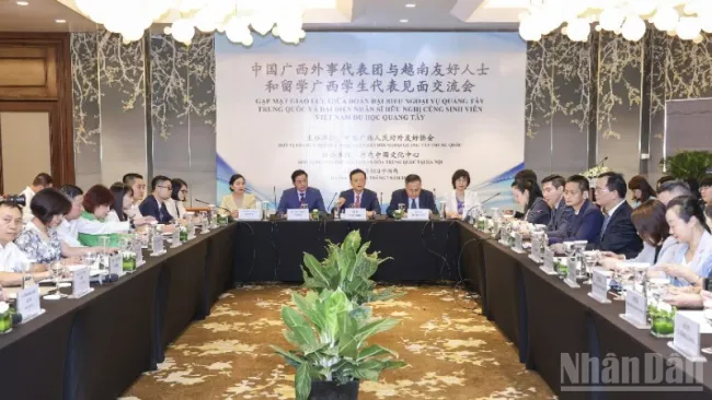 An overview of the meeting with scholars and students who studied in Guangxi, China. (Photo: KHANH LAN)