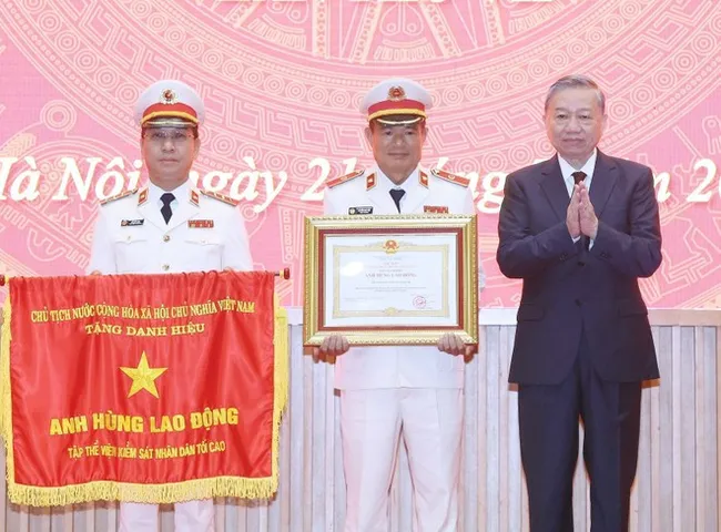 General Secretary To Lam (R) presents the 