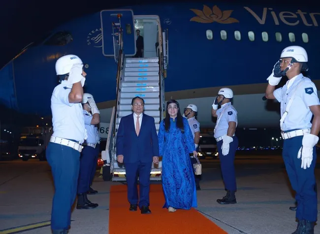 PM Pham Minh Chinh and his spouse set foot at Galeao Airport in Rio de Janeiro city on early July 5 morning (local time). (Photo: VNA)