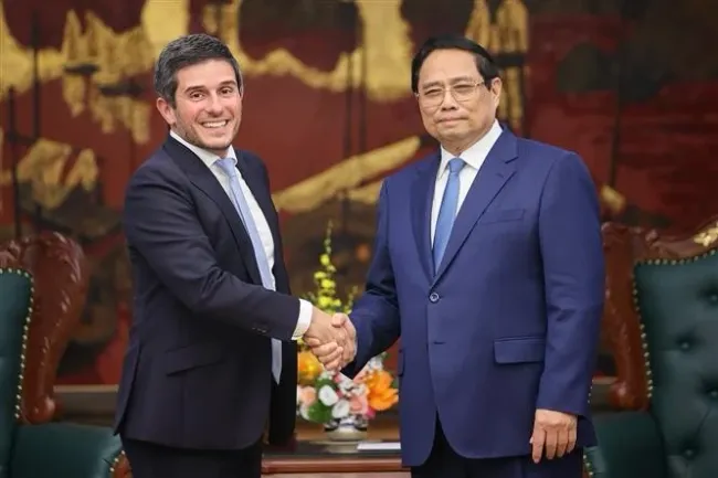 PM Pham Minh Chinh (R) and FTSE Russell’s Global Head of Equity and Multi Asset Gerald Toledano (Photo: VNA)