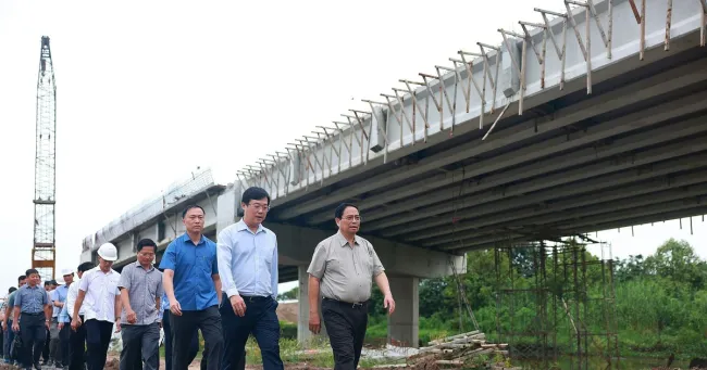 Prime Minister Pham Minh Chinh (front row, 1st from right) the Cao Lanh – An Huu expressway in Dong Thap province (Photo: VNA)