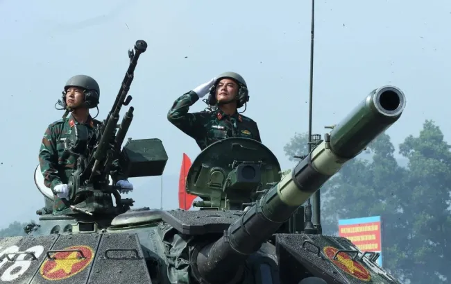 Soldiers of Viet Nam's Armour - Tank Arms in a rehearsal on July 17 in preparation for the National Day parade (Photo: VNA)