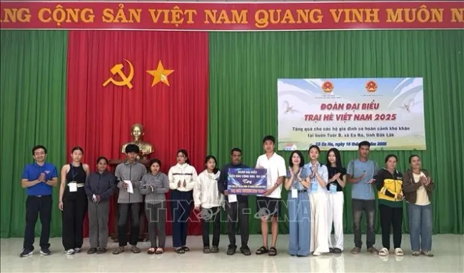 Vietnamese students in Poland present gifts to those in need in Dak Lak on July 16. (Photo: VNA)