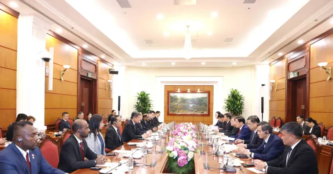 At the talks between Politburo member, Secretary of the Central Committee of the Communist Party of Viet Nam (CPV) and Chairman of its Commission for Internal Affairs Phan Dinh Trac and Chan Chun Sing, Assistant Secretary-General of the People’s Action Party (PAP) of Singapore in Ha Noi on July 21. (Photo: VNA)