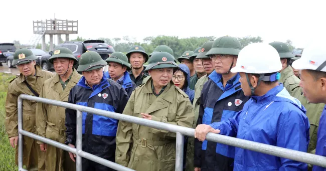 Deputy Prime Minister Tran Hong Ha inspects storm preparedness measures in the northern province of Hung Yen on July 21. (Photo: VNA)
