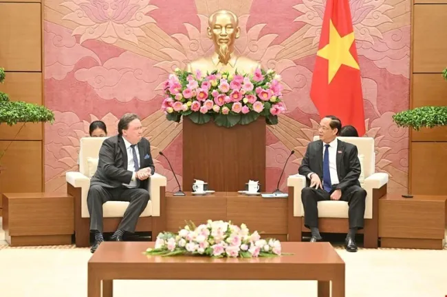 Vice Chairman of the National Assembly Tran Quang Phuong (R) and US Ambassador to Viet Nam Marc E. Knapper in Ha Noi on July 21 (Photo: VNA)