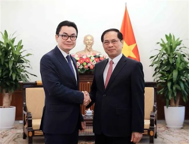 Deputy Prime Minister and Minister of Foreign Affairs Bui Thanh Son (R) and Secretary of State Ung Rachana from the Cambodian Ministry of Foreign Affairs and International Cooperation (Photo: VNA)