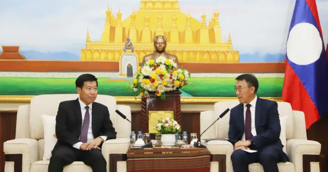 Acting Head of the Lao People's Revolutionary Party Central Committee (LPRPCC) Commission for External Relations Bounlua Phandanouvong receives Vietnamese Deputy Minister of Foreign Affairs Nguyen Manh Cuong (L) (Photo: VNA)