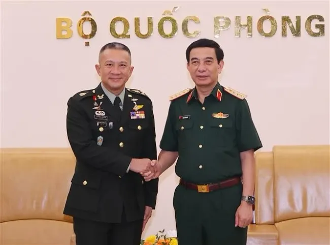 Deputy Secretary of the Central Military Commission and Minister of National Defence Gen. Phan Van Giang (R) receives Chief of Defence Forces of Thailand Gen. Songwit Noonpackdee in Ha Noi on July 5. (Photo: VNA)