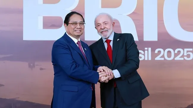 President of the Federative Republic of Brazil Luiz Inacio Lula da Silva welcomes Prime Minister Pham Minh Chinh to the Expanded BRICS Summit 2025. (Photo: VNA)