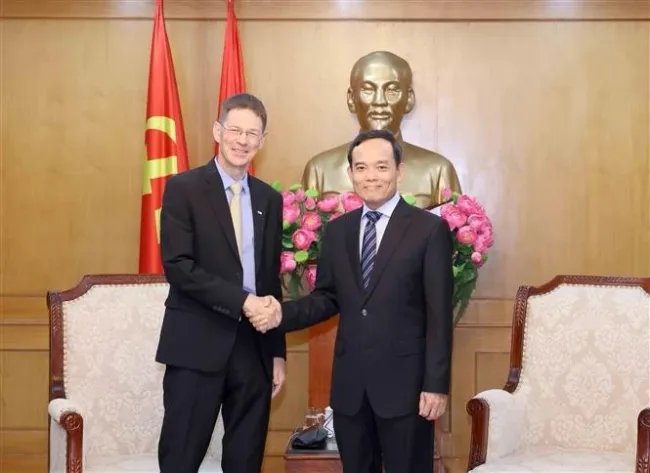 Chairman of the Party Central Committee’s Commission for Policies and Strategies Tran Luu Quang (right) meets with President of AES Viet Nam Oliver Marquette on July 9, 2025. (Photo: VNA)