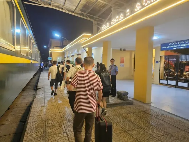 Passsengers board a train connecting Vietnam and China. (Photo: VNA)