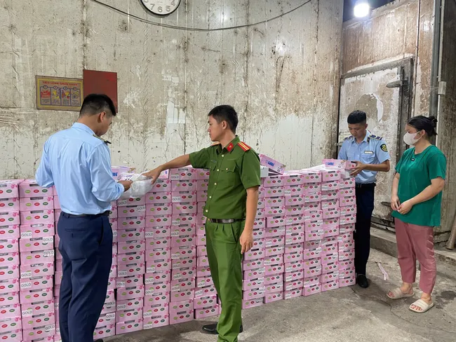 Hà Nội: Phát hiện và tạm giữ hơn 250 kg trái cây nhập lậu tại phường Hồng Hà