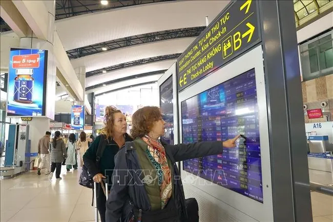 Foreign tourists at Noi Bai International Airport. (Photo: VNA)
