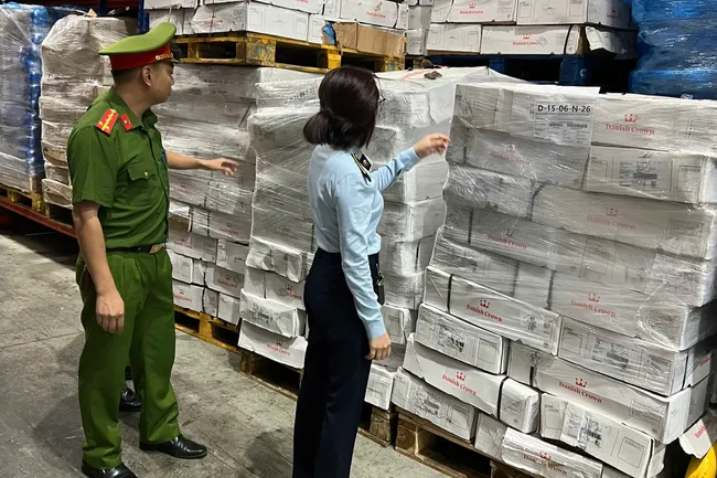 Phát hiện hơn 15,7 tấn xương lưng lợn đông lạnh hết hạn sử dụng