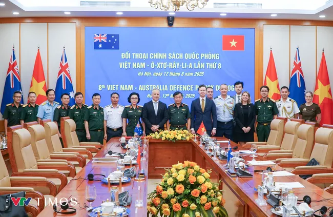Vietnamese Deputy Minister of National Defence Sen. Lieut. Gen. Hoang Xuan Chien and Hugh Jeffrey, Deputy Secretary of Strategy, Policy, and Industry at the Australian Department of Defence, and other delegates at the 8th Vietnam – Australia Defence Policy Dialogue in Hanoi on August 12.