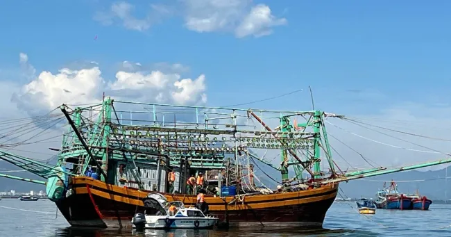 Da Nang City's border guards check departure documents of fishing boats. (Photo: VNA)