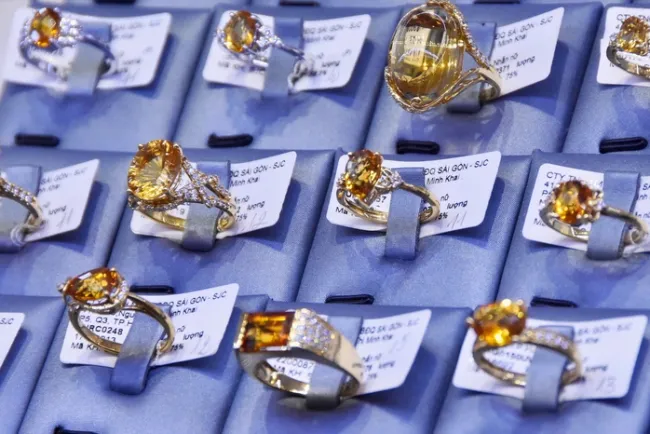 Giá vàng hôm nay 14/8: Tăng tiếp khi đồng USD suy yếu